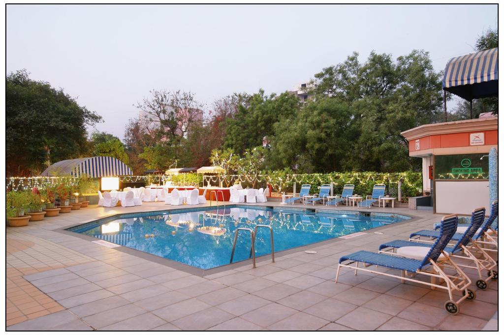 Sun-N-Sand Poona Buitenkant foto